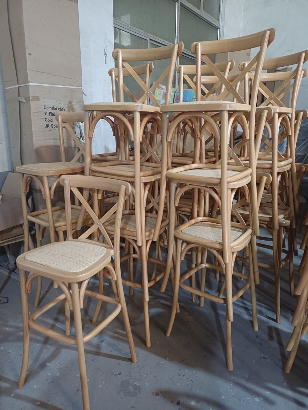 Sillas y banquetas de madera en fábrica