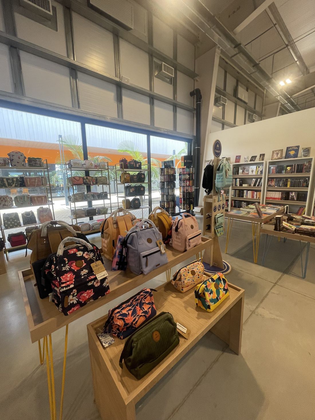 Mochilas y bolsos Cabaïa exhibidos en una tienda